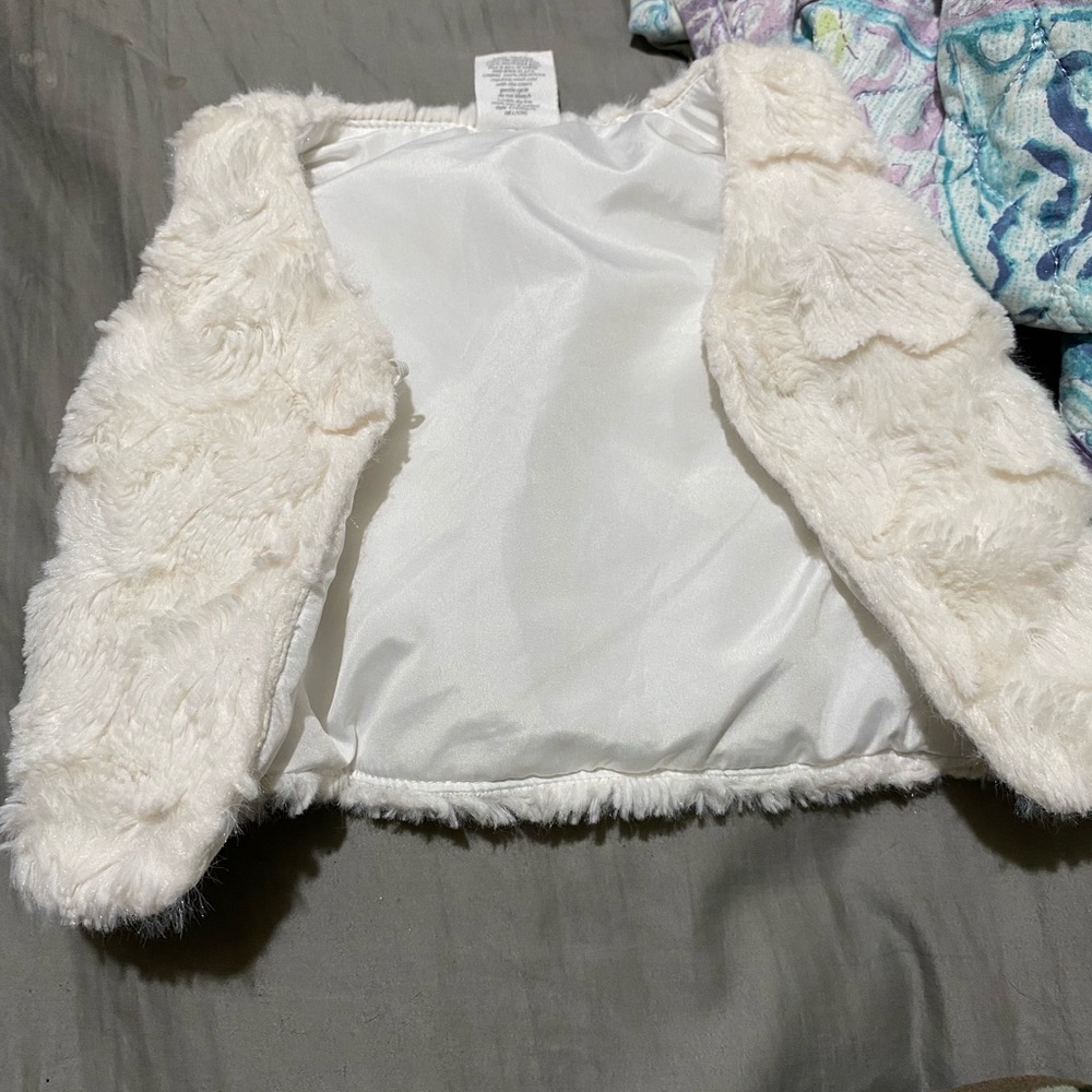 Baby vest it’s white and furry and worn several times but in great condition!